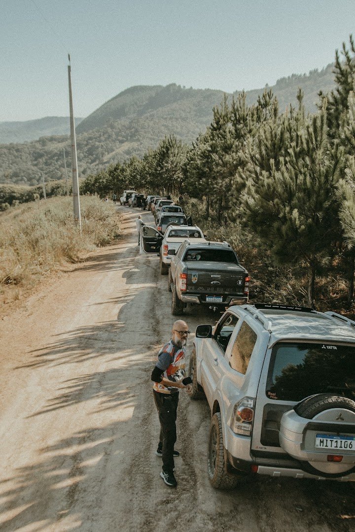 Comboio de veículos em estrada de terra na Rota Devonianos