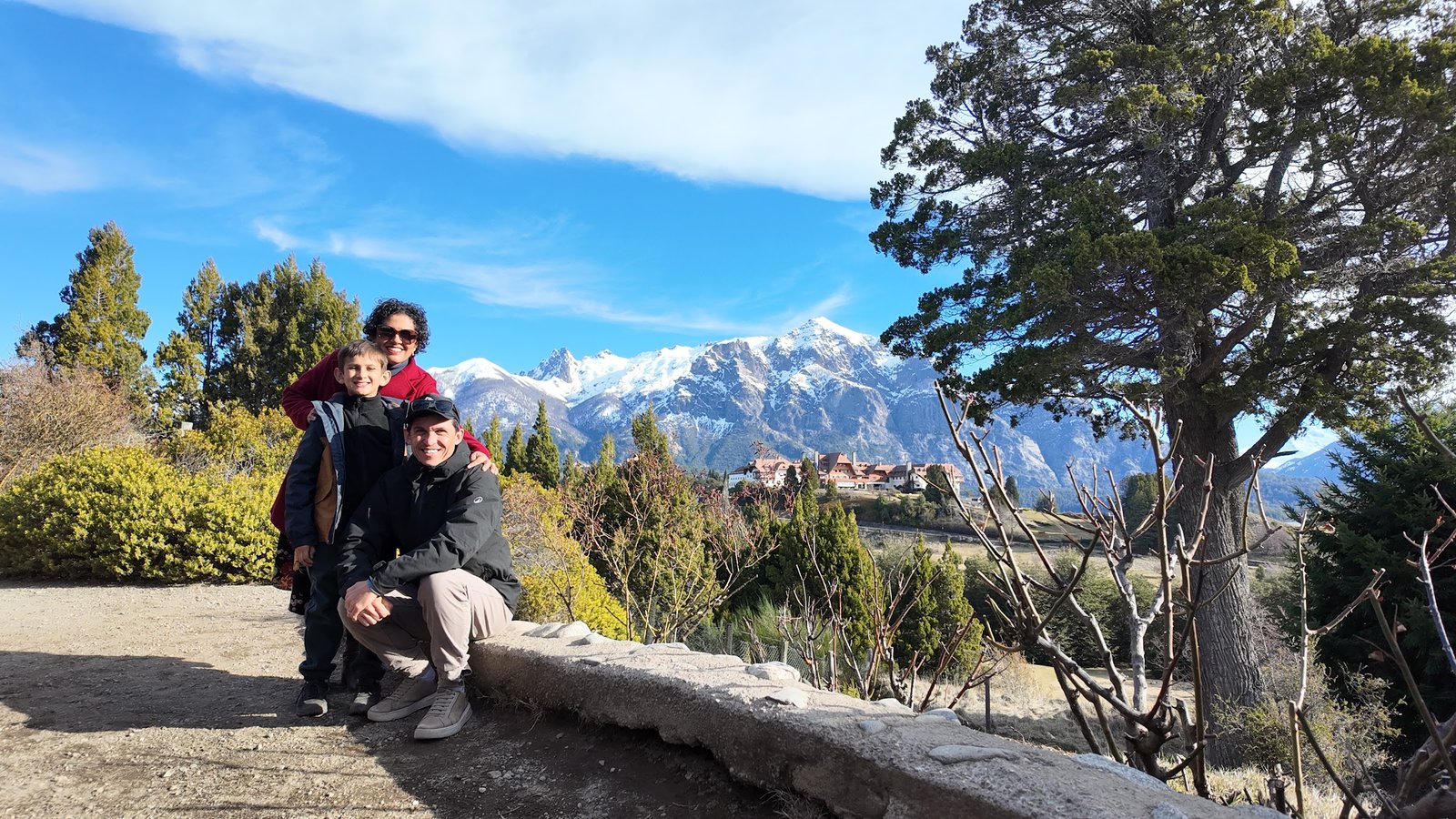 Viajantes em uma parada com vista para as montanhas