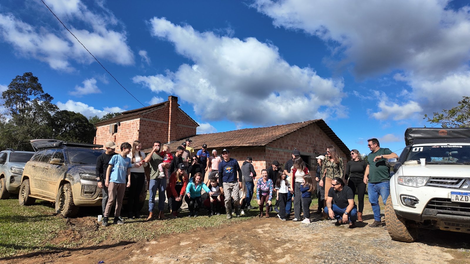 Grupo e veículos reunidos na Conquista do Quiriri
