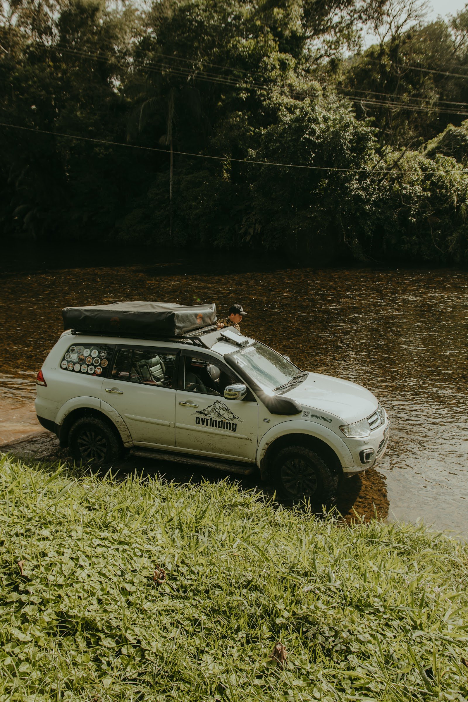 Veículo de expedição junto à margem de um rio